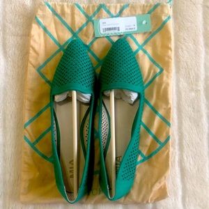 Mia Esie laser cut flats. Green. Size 9